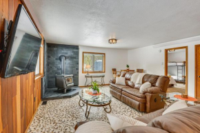 Enjoy Deck and Mtn Views Grand Lake Retreat!